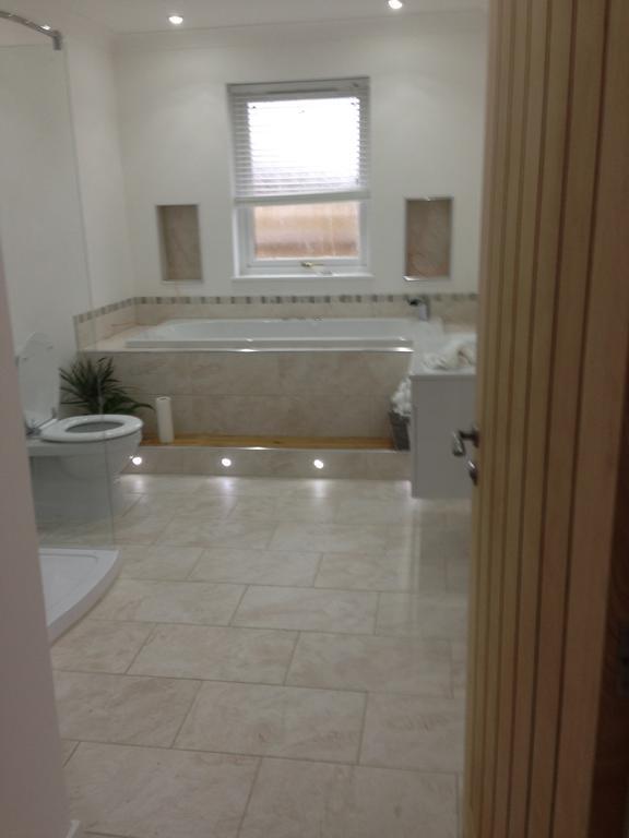 Charming 1Br Cottage With Garden, Spacious Rooms - Part Of Langley Serviced Apartments Several Properties In Wick Wick  Luaran gambar
